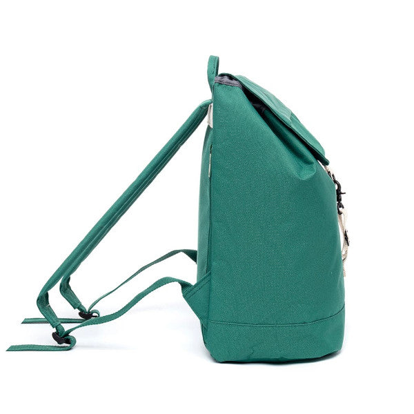 Vista lateral de la mochila grande e impermeable reciclada verde Bauhaus de la firma española Lefrik