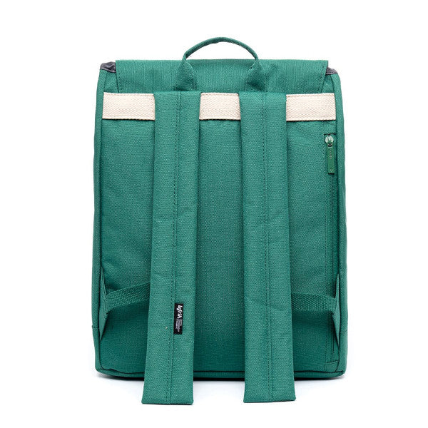 Parte trasera con correas acolchadas de la mochila grande e impermeable reciclada verde Bauhaus de la firma española Lefrik