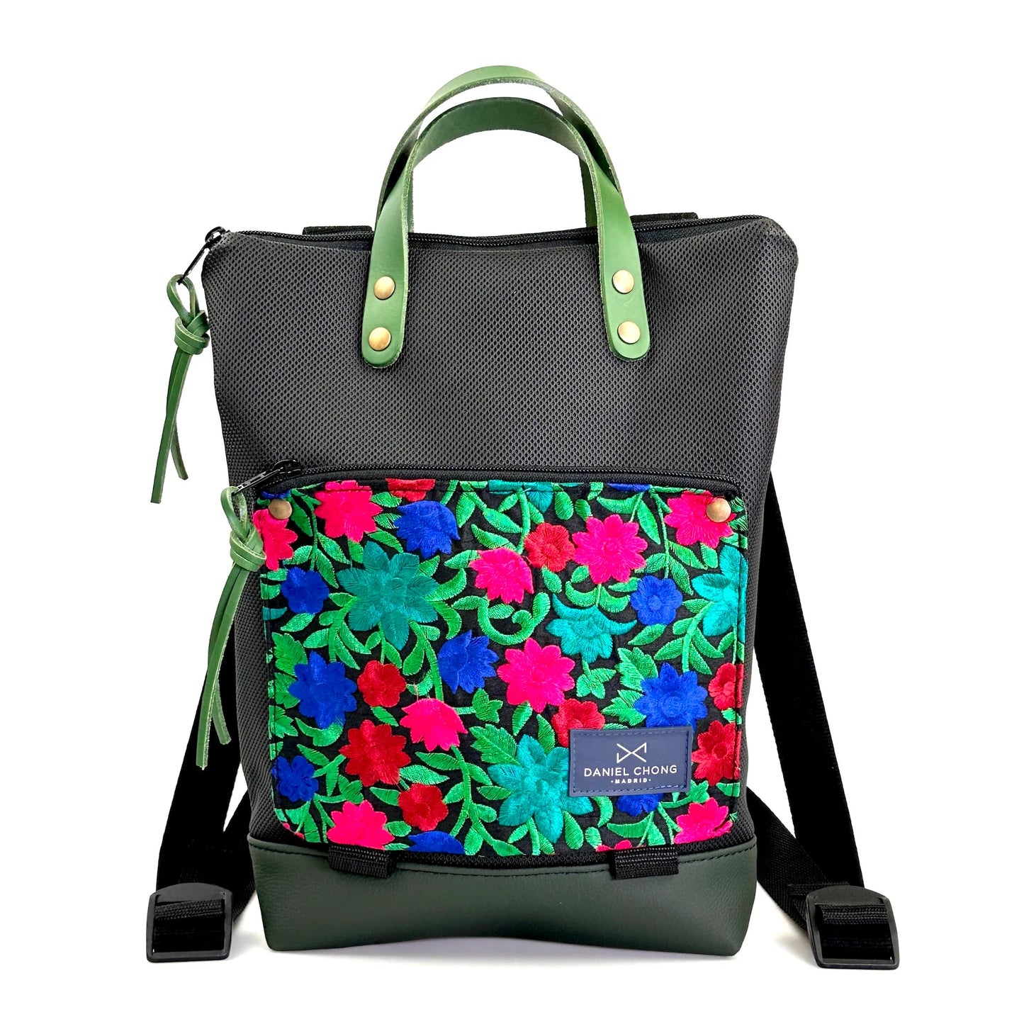 Mochila del diseñador Daniel Chong negra con estampado de flores