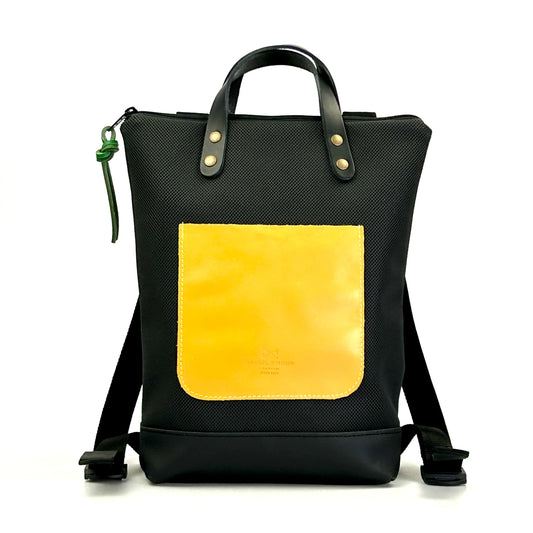 Mini mochila negra impermeable, reciclada y hecha en España por Daniel Chong