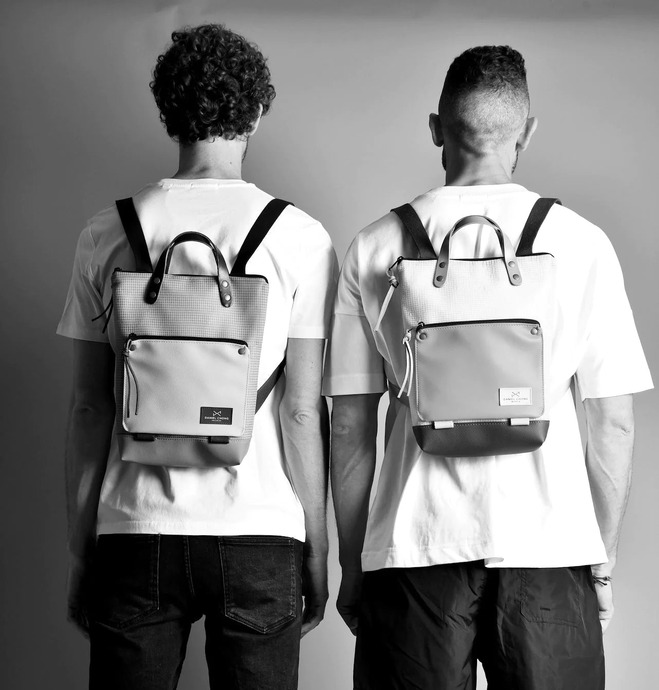 Dos hombres de espaldas con mochilas book holder mini