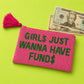 Monedero de cuentas de cristal rosas con cremallera y borla y el mensaje GIRLS JUST WANNA HAVE FUNDS con un símbolo de dólar en la S junto a unos billetes de dólar