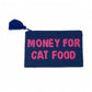 Monedero grande hecho de cuentas azul marino con borla en la cremallera y el mensaje MONEY FOR CAT FOOD en cuentas rosas
