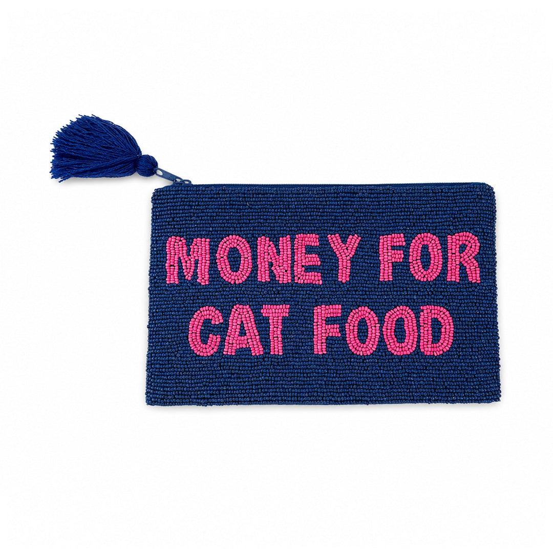 Monedero grande hecho de cuentas azul marino con borla en la cremallera y el mensaje MONEY FOR CAT FOOD en cuentas rosas