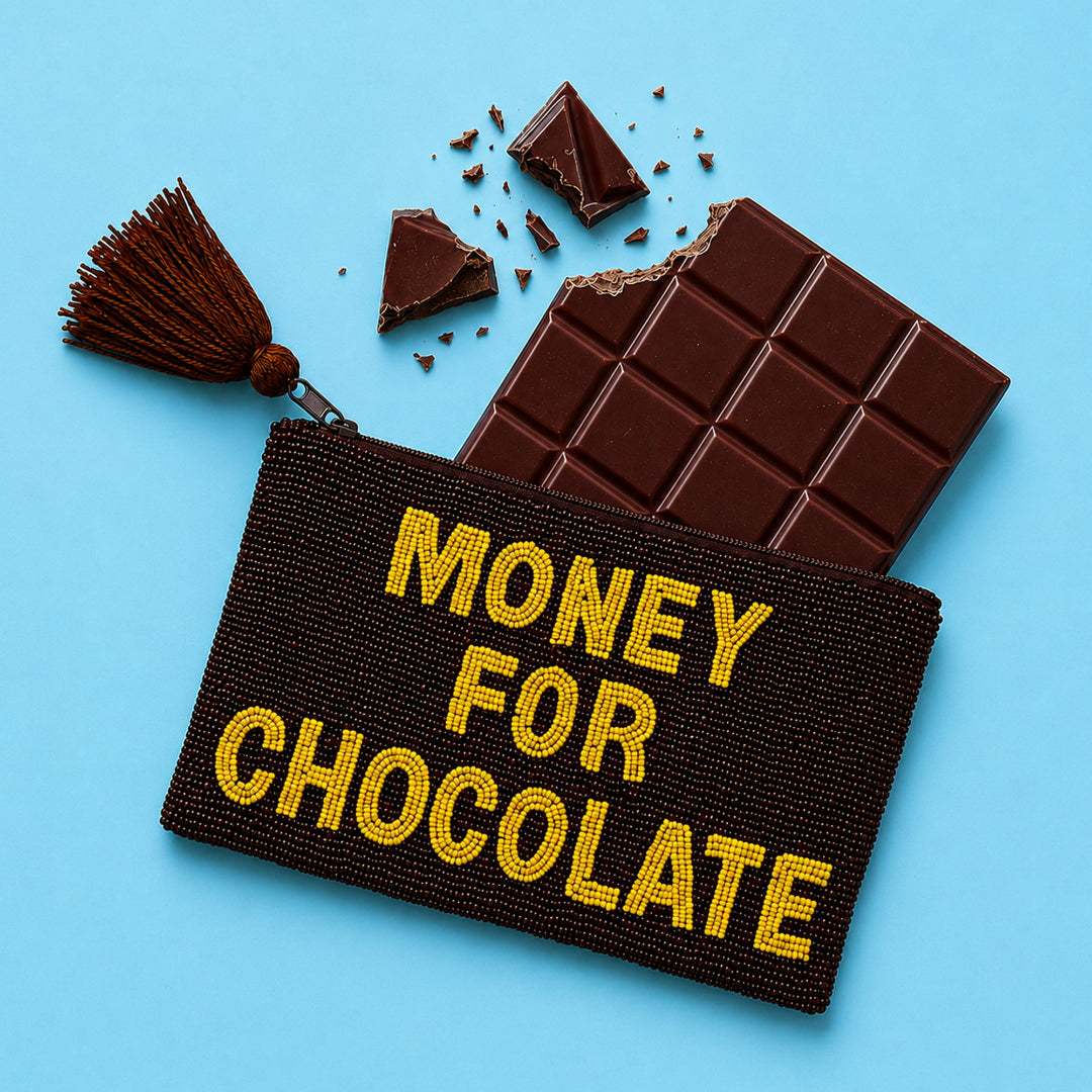 Monedero de cuentas de cristal marrón oscuro con borla en la cremallera y el mensaje MONEY FOR CHOCOLATE escrito con cuentas amarillas sobre una tableta de chocolate