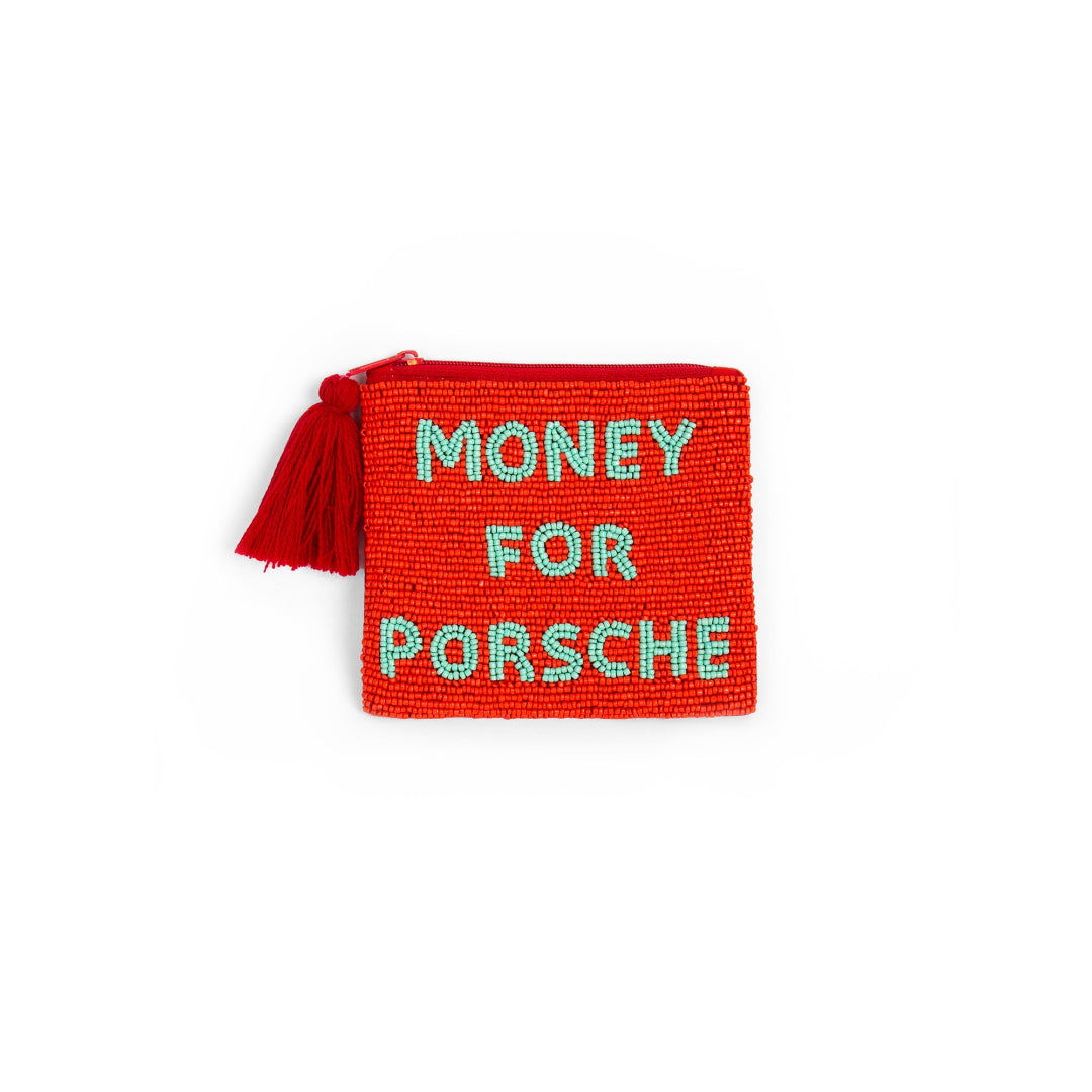 Monedero de cuentas rojo con el mensaje MONEY FOR PORSCHE en cuentas azules y borla de hilos