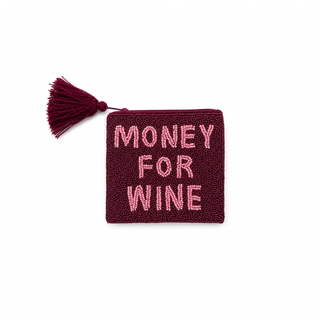 Monedero de cuentas color burdeos con el texto MONEY FOR WINE en rosa y una borla en la cremallera