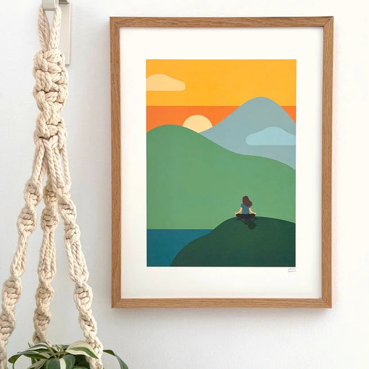 Ilustración enmarcada en amarillos y verdes en la que aparece una mujer en posición de loto en la cima de una montaña observando el atardecer junto a un colgador de macetas de macramé