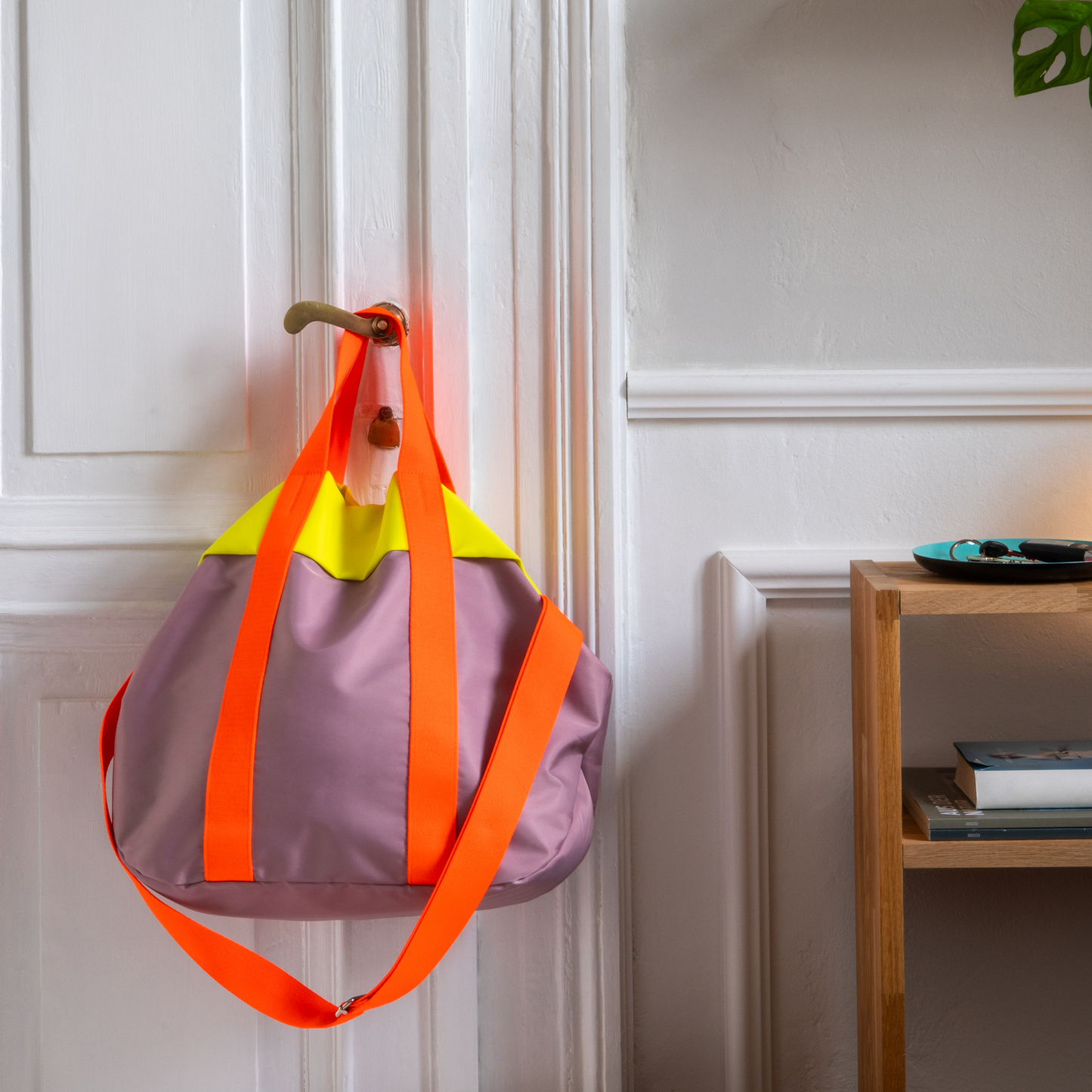 Bolsa Nelly de la marca remember en lila con detalle amarillo y correas naranjas