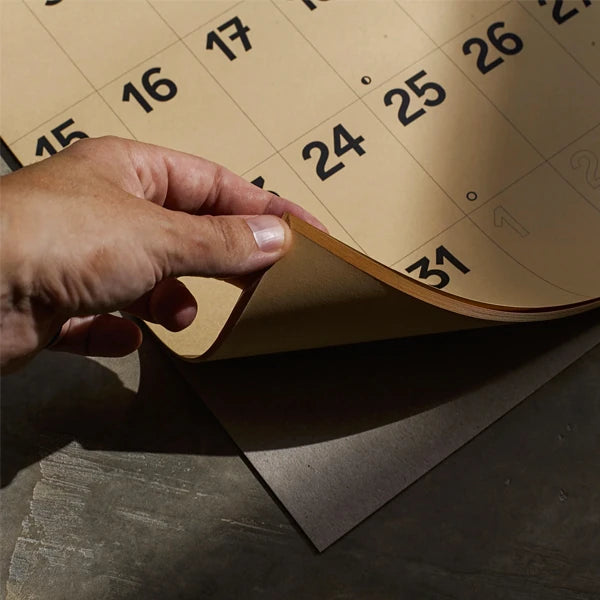 Detalle de la tipografía del calendario de pared 2024 en papel marrón y tamaño A3 de Colla Paper
