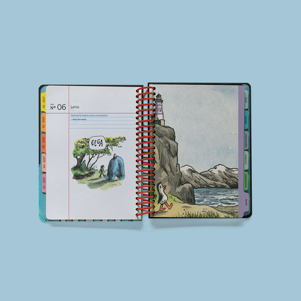 Doble página de agenda semanal 2027 Macanudo con mes de junio, viñeta de Olga y ilustración a color de faro costero con pingüino