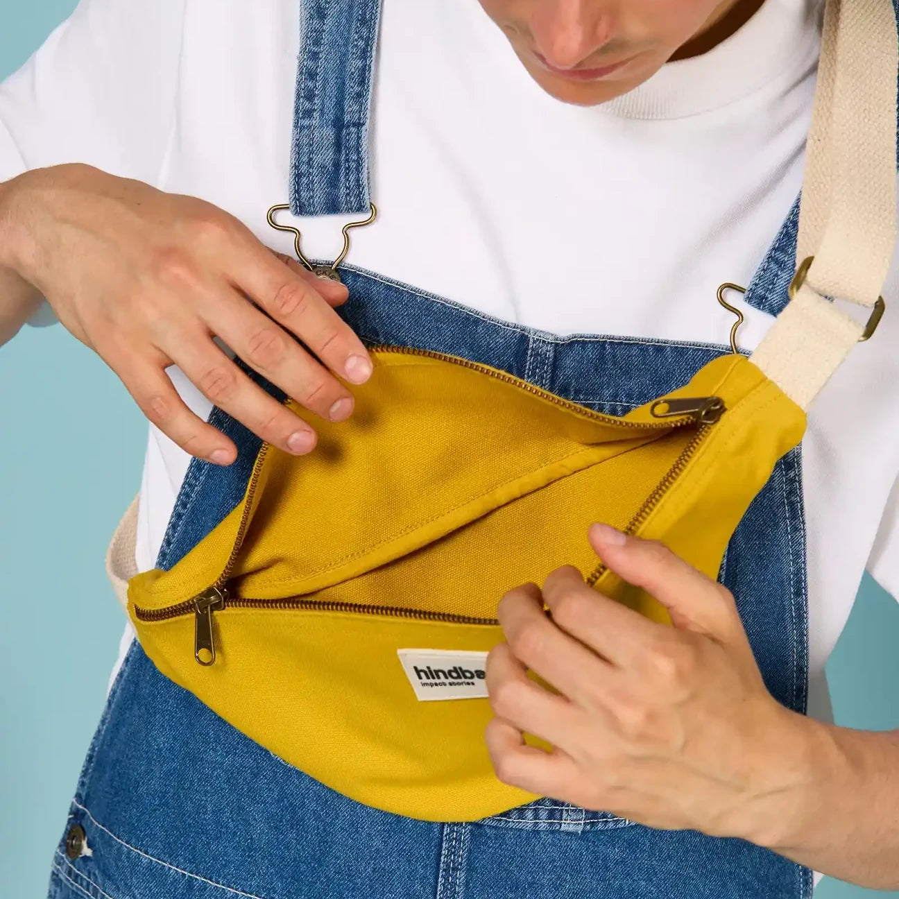 Riñonera de algodón orgánico con doble cremallera en color amarilla de la marca francesa Hindbag