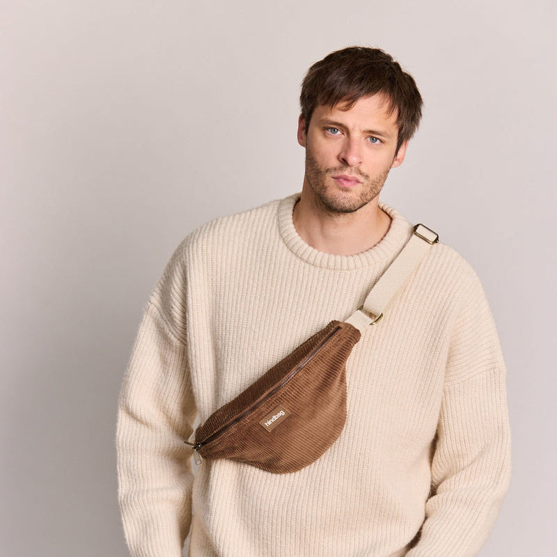 Hombre con jersey de lana blanco y riñonera de pana marrón de la marca francesa Hindbag con doble cremallera