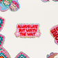 mano sujetando pegatina con texto "always late but worth the wait" con texto rojo, fondo rosa y borde brillante