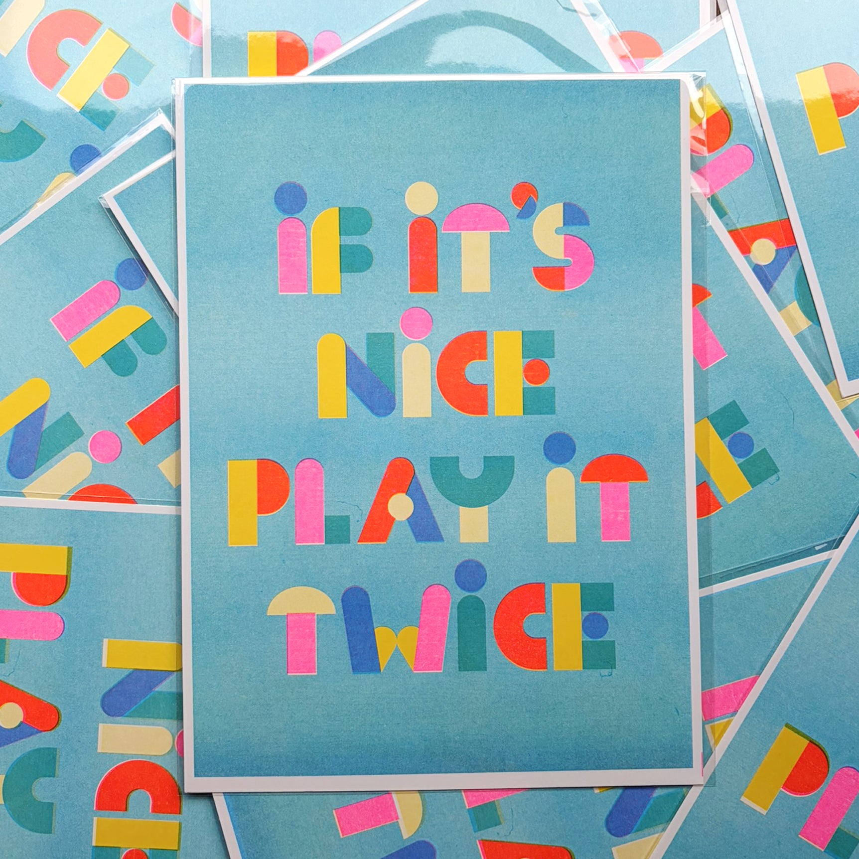Print en risografía de Laura Ortiz con la frase "If it's nice play it twice" sobre fondo azul