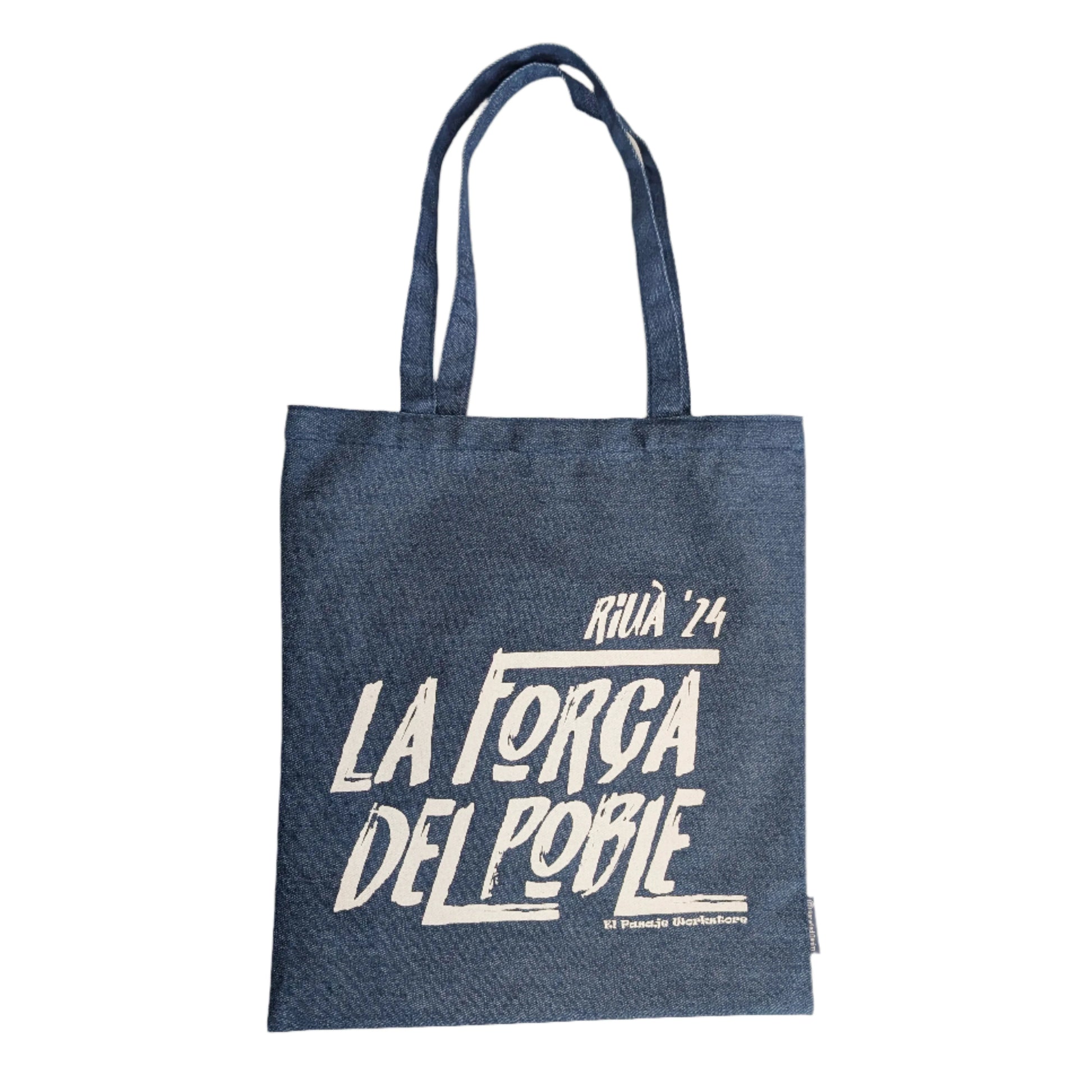 tote solidaria hecha de material vaquero reciclado en color azul oscuro con el texto "riuà '24 LA FORÇA DEL POBLE" del Pasaje Workstore