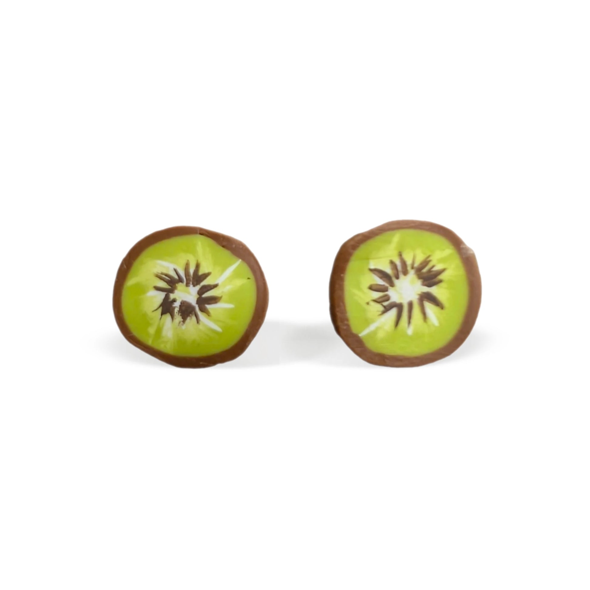 pendientes en forma de kiwi en color verde, blanco y marrón, de la artista valenciana natsuokamu en arcilla polimérica