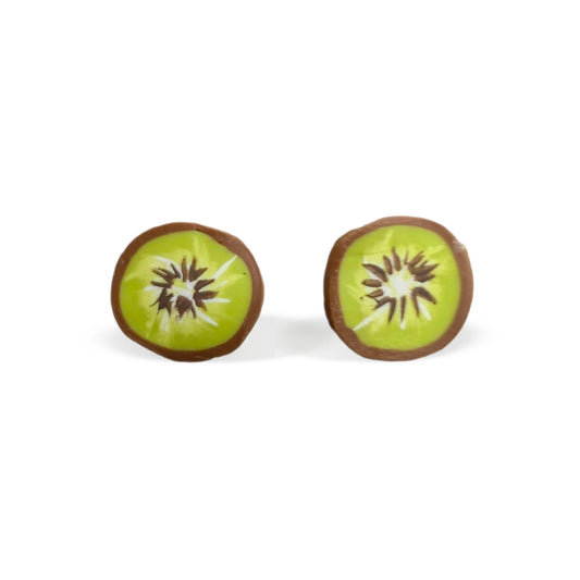 pendientes en forma de kiwi en color verde, blanco y marrón, de la artista valenciana natsuokamu en arcilla polimérica