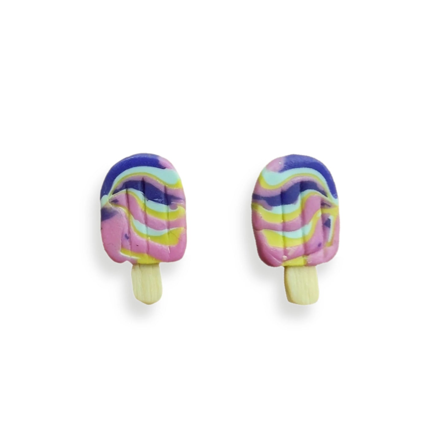 pendientes de arcilla polimérica de la artista valenciana natsuokamu en forma de helado con palo y de color azul, morado y amarillo.