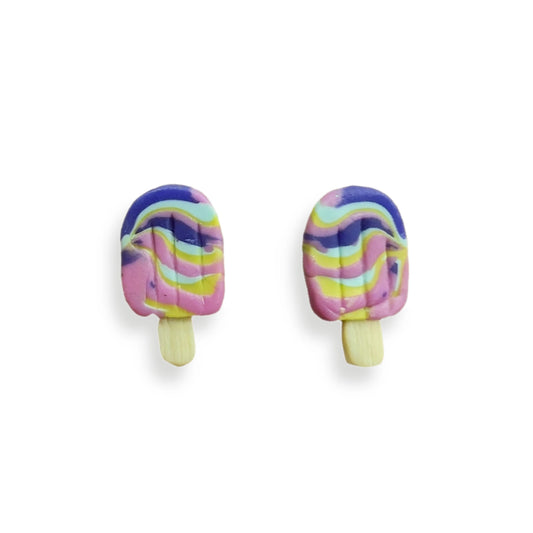 pendientes de arcilla polimérica de la artista valenciana natsuokamu en forma de helado con palo y de color azul, morado y amarillo.