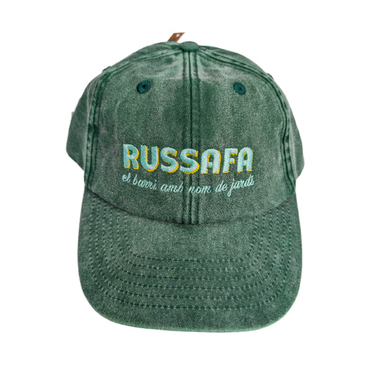 gorra de frente en color verde bosque con el texto Russafa, el barri amb nom de jardí, en color azul y amarillo