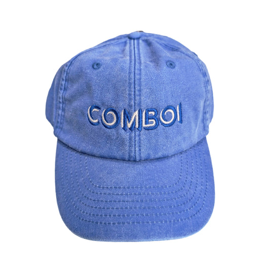 gorra de frente en color azul escrita en valenciano con el texto COMBOI bordado en color azul y blanco