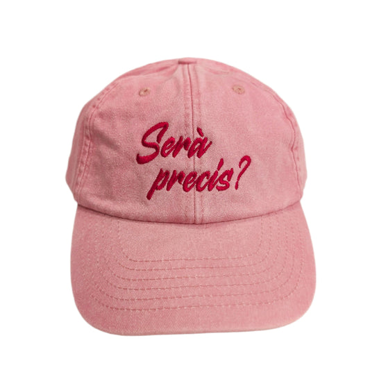 gorra de frente ajustable de algodón en color rosa con la fras "serà precís en color fucsia"