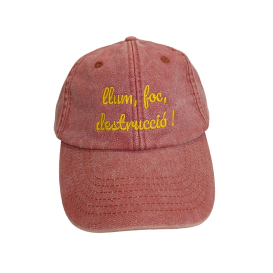 parte frontal de la gorra de color teja con el texto llum foc destrucció en color amarillo