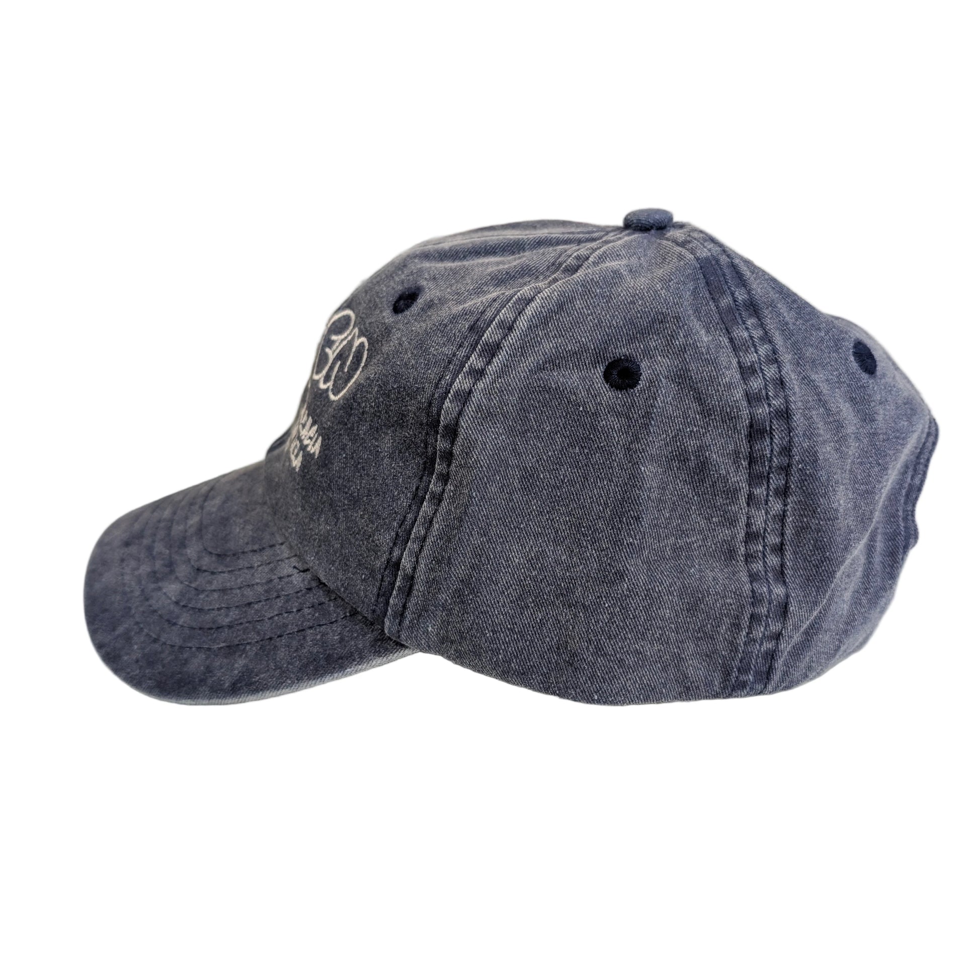 vista lateral de una gorra azul con el texto "El Carmen, Valencia empieza aquí" bordado en color blanco