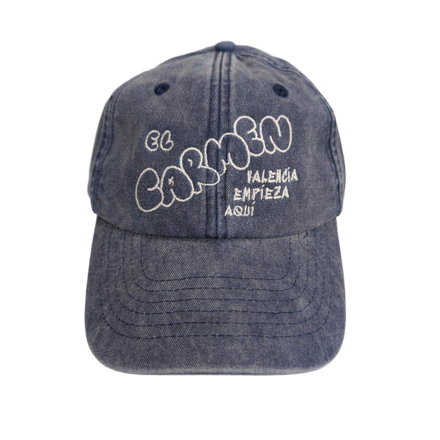 parte frontal de una gorra azul con el texto "El Carmen, Valencia empieza aquí" bordado en color blanco