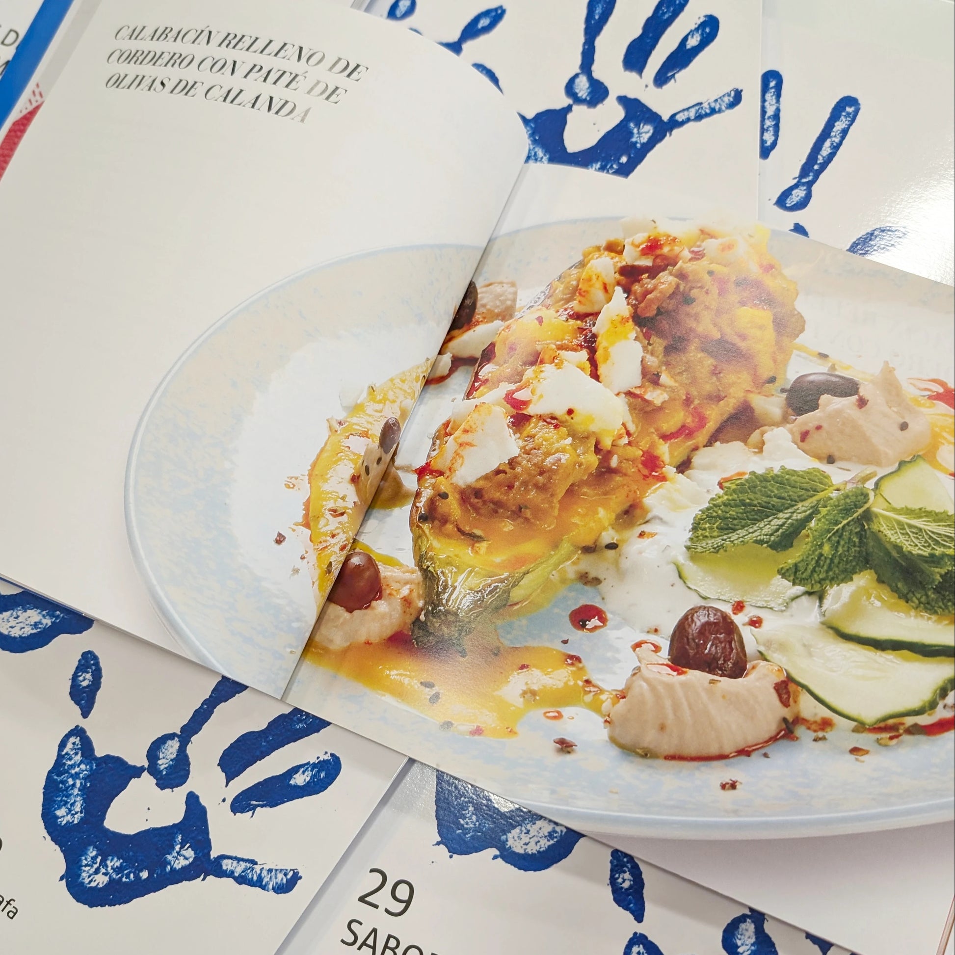 interior del libro 29 sabores de agradecimiento con una receta de calabacín relleno de cordero con paté de olivas de calanda