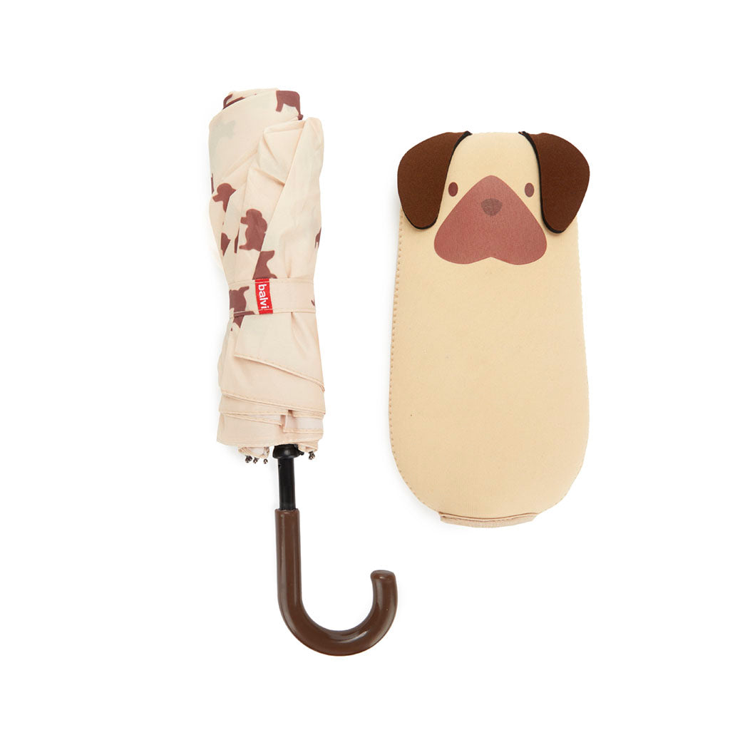 Paraguas plegable con estampado de razas de perros en marrón junto a su funda con forma de cachorro, vista cenital sobre fondo blanco