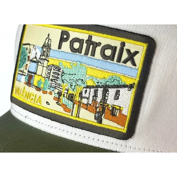 Detalle del parche de la gorra con visera  del barrio de Patraix en València
