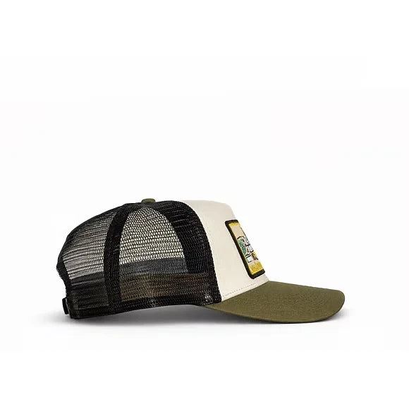 Gorra con visera con un parche del barrio de Patraix en Valencia vista de perfil con rejilla negra