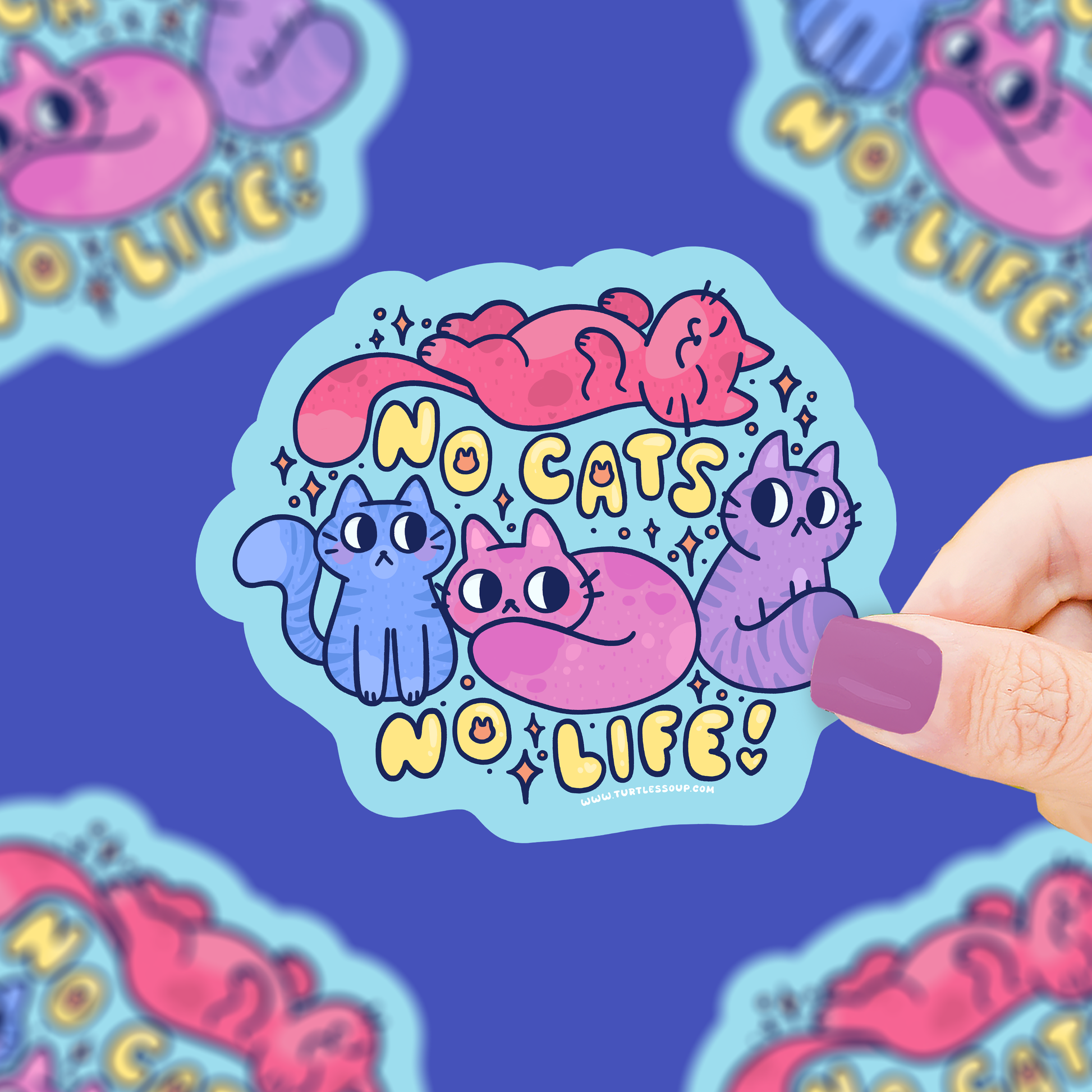 pegatina con escrito "no cats, no life", con ilustración de cuatro gatos en estilo dibujo animado, marca Turtle´s Soup