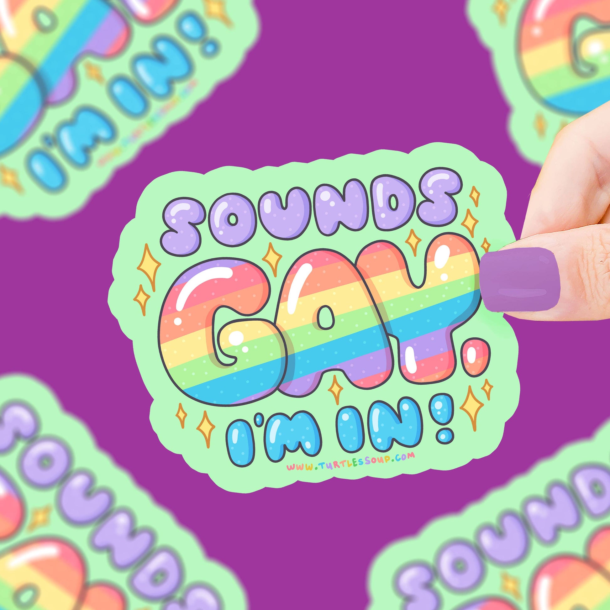 Pegatina de fondo verde con el texto "Sounds Gay I'm In!" con la palabra gay en arcoíris y chispas alrededor sujetado por una mano. 