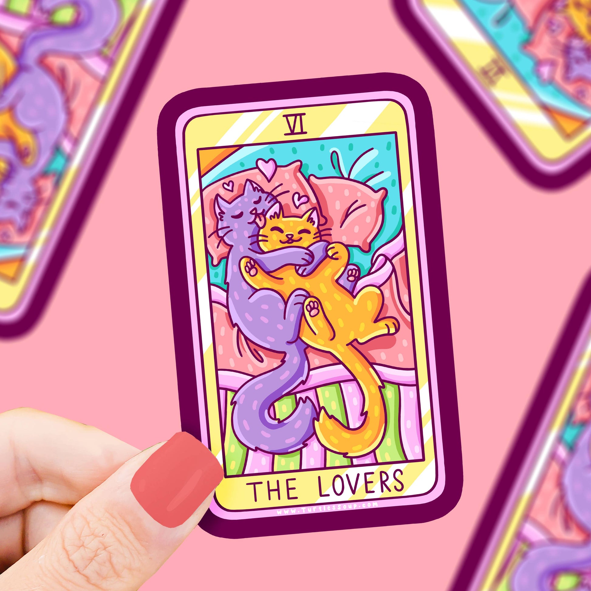 pegatina imitando la carta de Tarot Los Amantes, con dibujo colorido de dos gatos abrazados