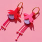 Pendientes largos con forma de flor roja de largos pistilos