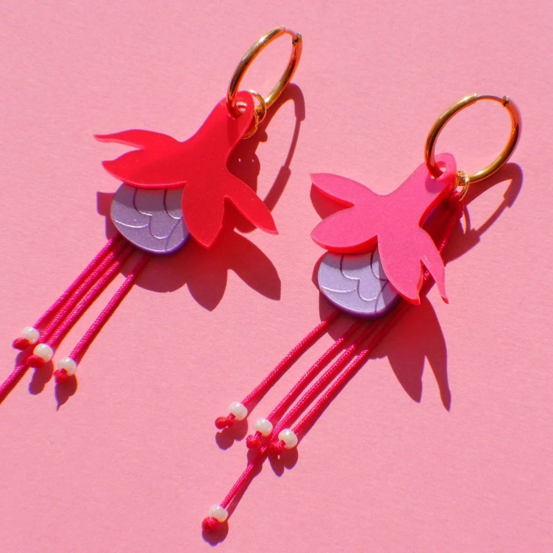 Pendientes largos con forma de flor roja de largos pistilos