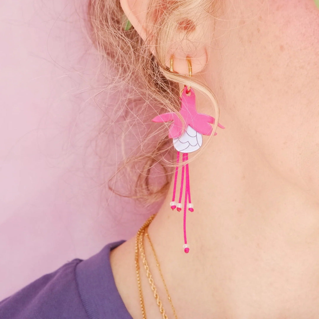 Mujer con los pendientes de aro Aljaba hechos en metacrilato y cuerda