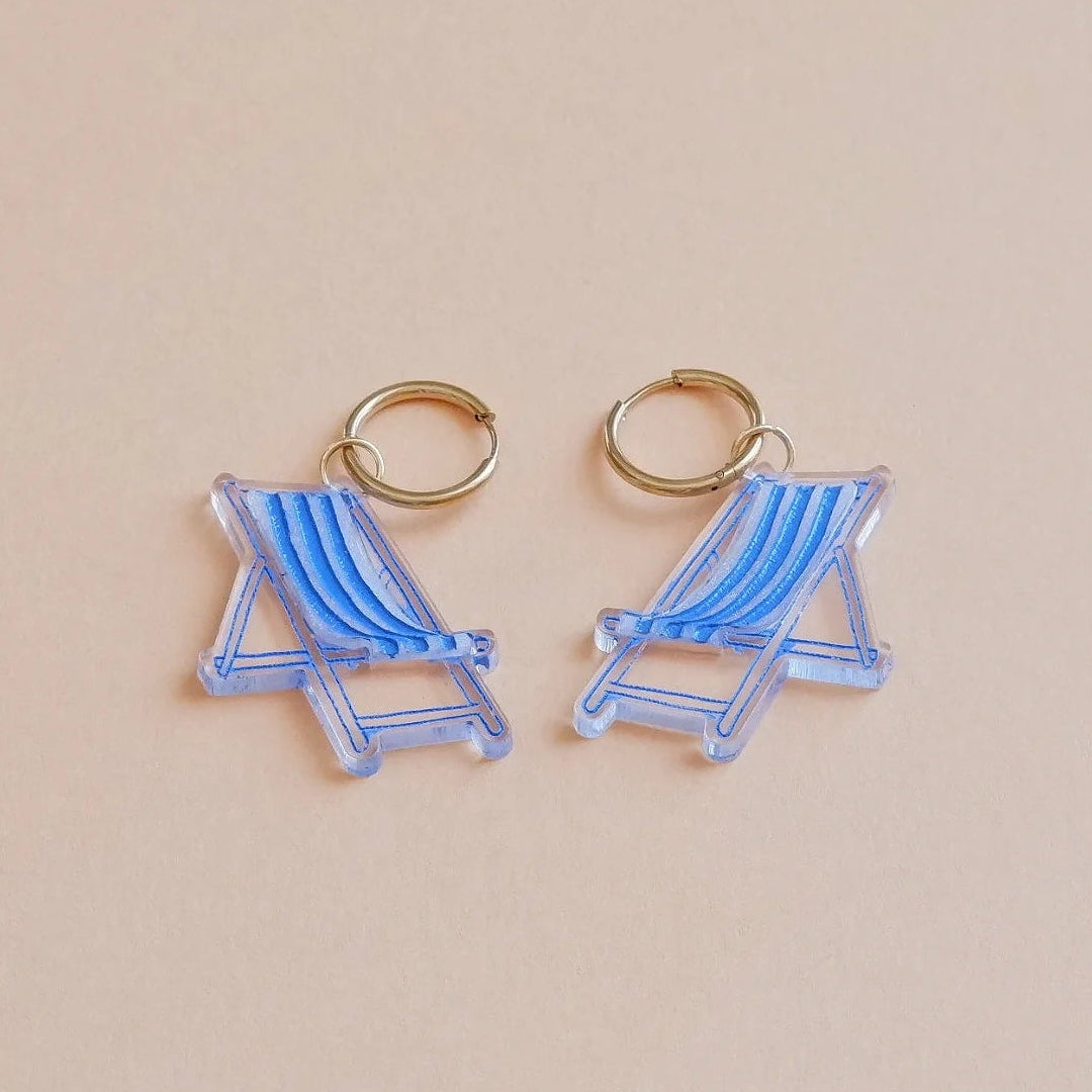 Pendientes de metacrilato con forma de tumbona de playa a rayas azules