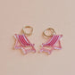Pendientes de metacrilato y aro dorado con forma de tumbona de playa a rayas rojas