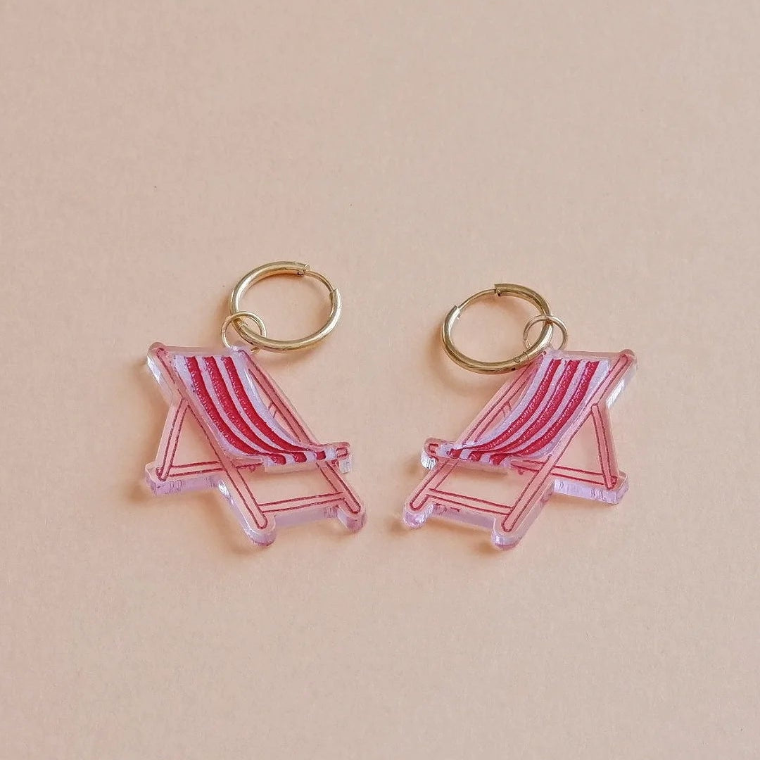 Pendientes de metacrilato y aro dorado con forma de tumbona de playa a rayas rojas