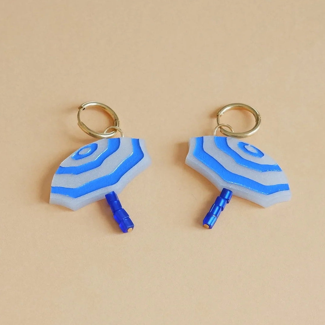 pendientes de metacrilato con forma de sombrilla de playa a rayas azules