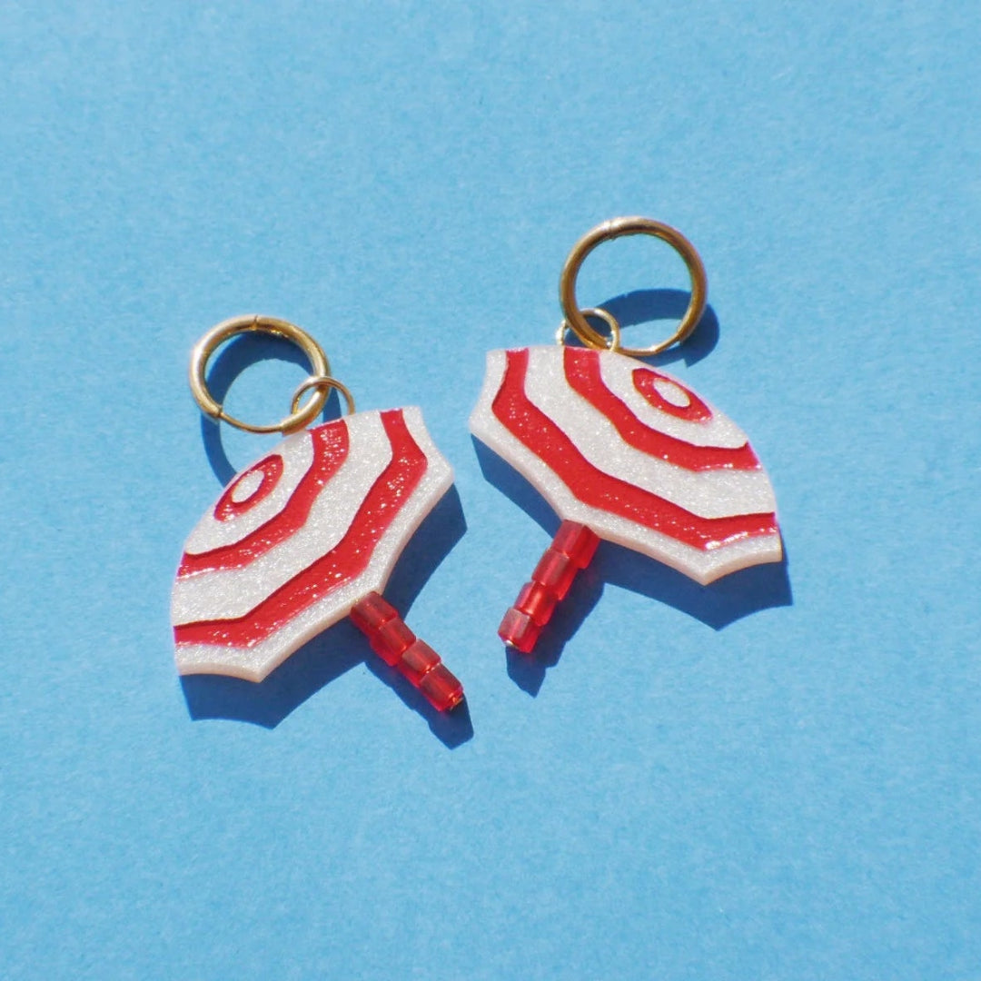 pendientes de metacrilato con forma de sombrilla de playa a rayas rojas