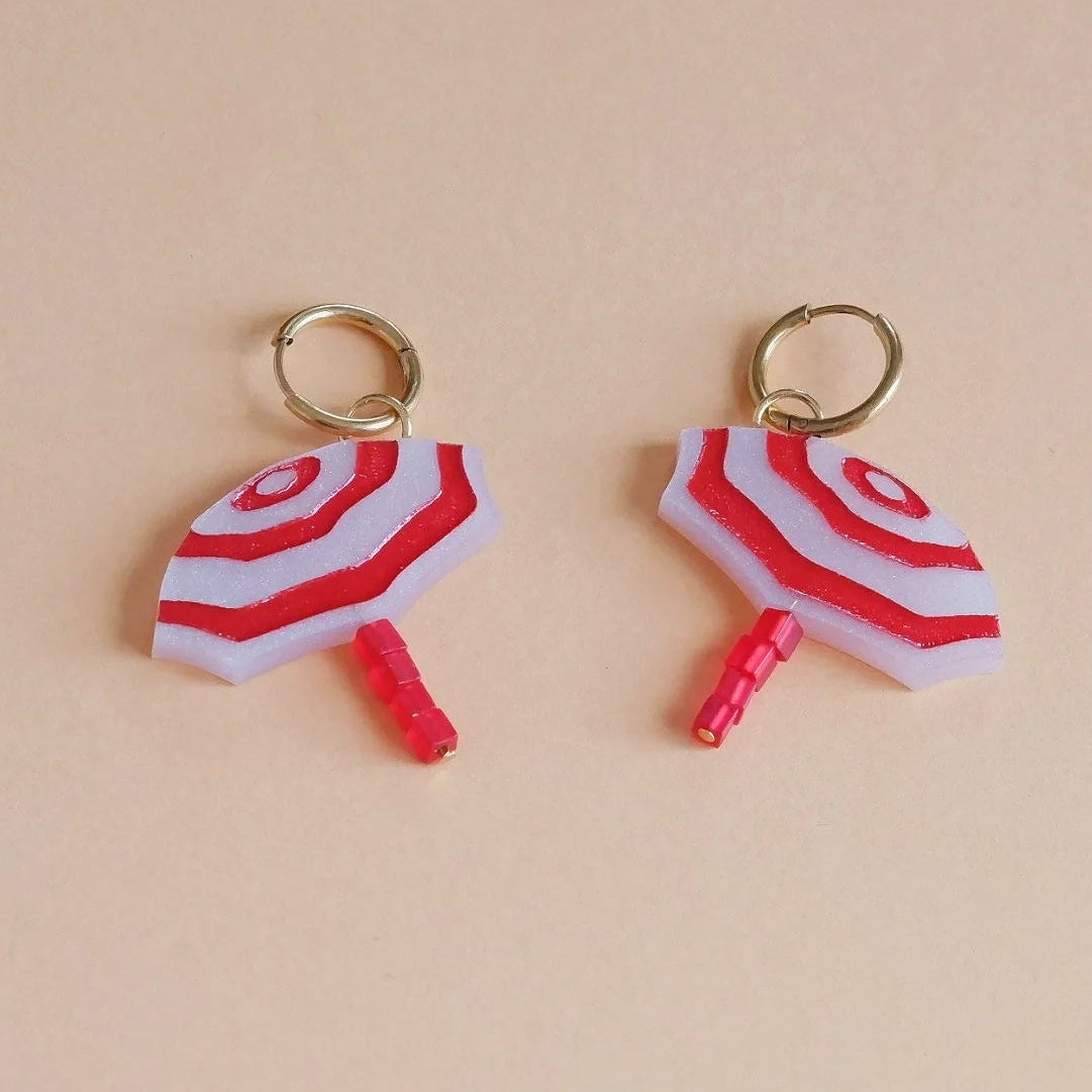 Pendientes de metacrilato con forma de sombrilla de playa a rayas rojas