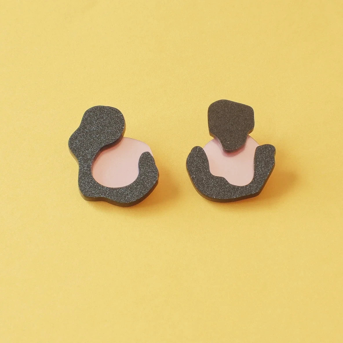 Pendientes con forma de mancha de leopardo en metacrilato negro y rosa