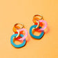 Pendientes de aro con varios círculos de metacrilato de diferentes colores enganchados 