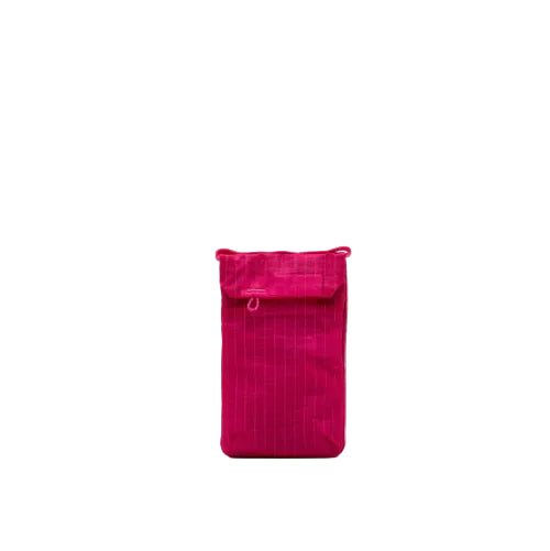 Parte trasera del bolso pequeño para llevar el móvil de Topologie en color rosa fucsia con tejido ripstop