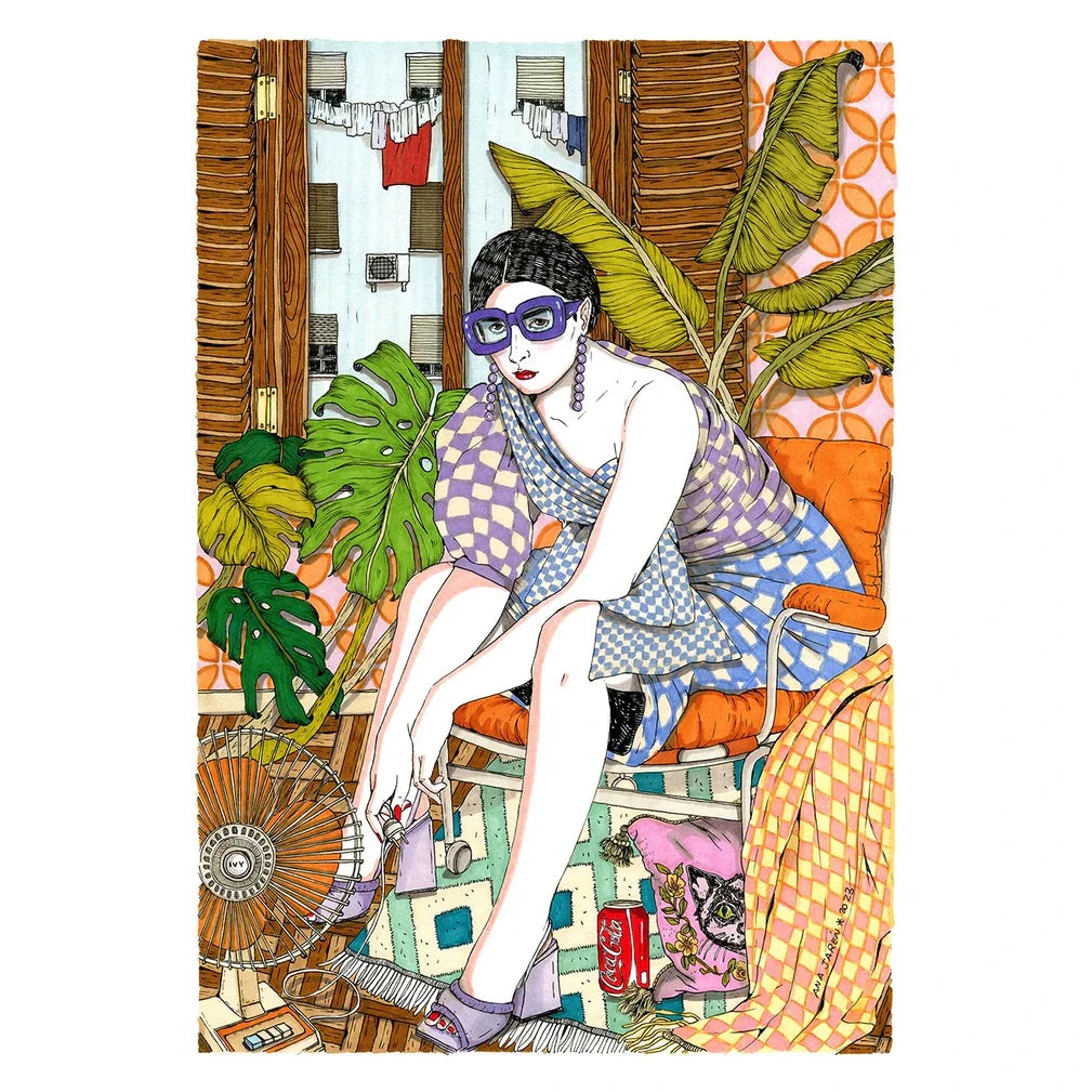 Print de chica con gafas moradas grandes sentada en sillón naranja con plantas alrededor y cogiendo un cable de ventilador